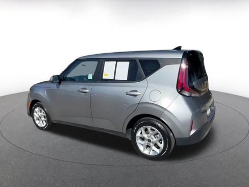 Used 2025 Kia Soul LX w/ LX Technology Package FWD image 10