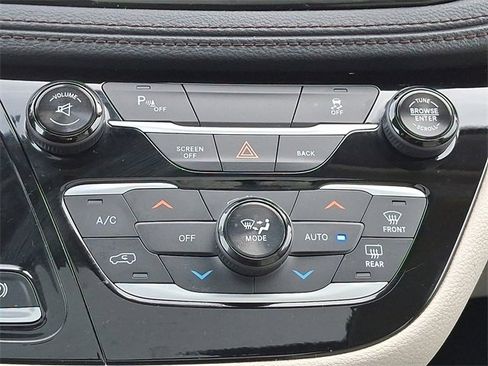 Used 2017 Chrysler Pacifica Limited image 17