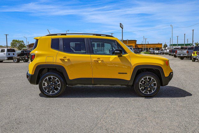Used 2023 Jeep Renegade Latitude AWD/4WD image 3