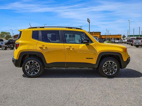 Used 2023 Jeep Renegade Latitude image 3
