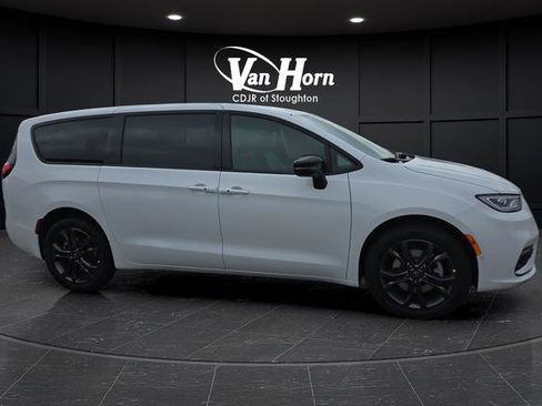 New 2026 Chrysler Pacifica Select image 2