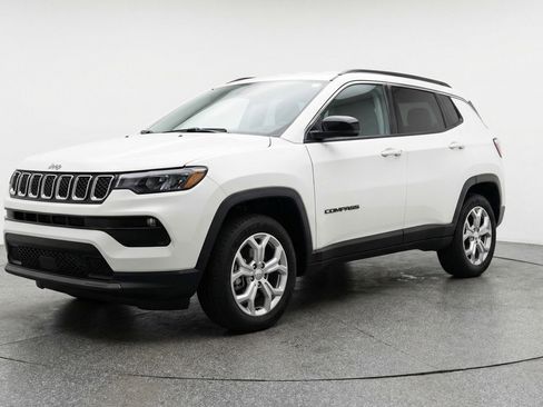 Used 2025 Jeep Compass Latitude AWD/4WD image 3