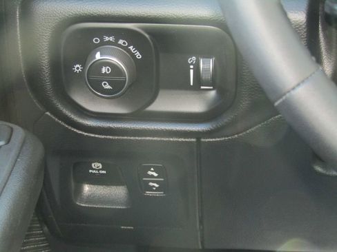 Used 2025 RAM 1500 Big Horn AWD/4WD image 35