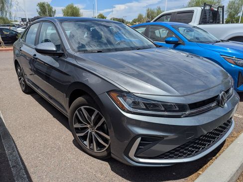 Used 2025 Volkswagen Jetta SE FWD image 3