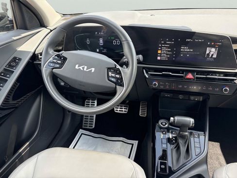 Used 2023 Kia Niro EX Touring FWD image 12