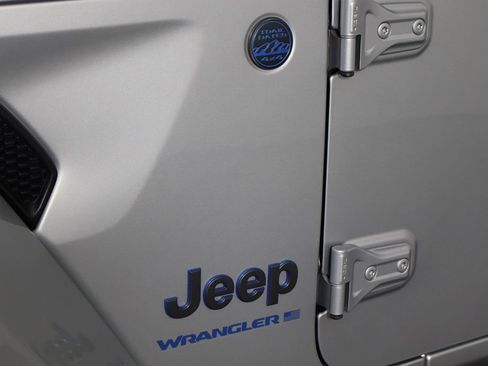 Used 2024 Jeep Wrangler Unlimited AWD/4WD image 40