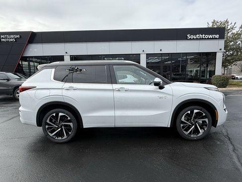 Used 2025 Mitsubishi Outlander SEL image 8
