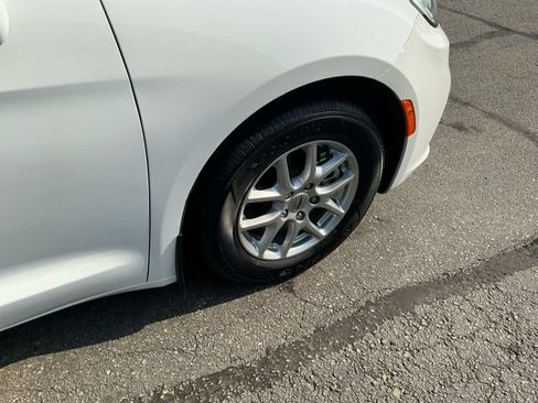 Used 2022 Chrysler Pacifica Touring-L FWD image 16