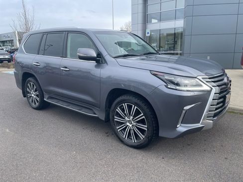 Used 2020 Lexus LX 570 4WD w/ 3rd Row & Luxury Pkg image 3