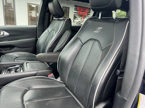 Used 2025 Chrysler Pacifica Limited FWD image 9