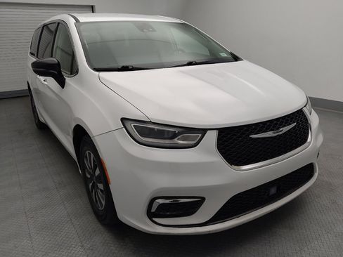 Used 2024 Chrysler Pacifica Limited FWD image 14