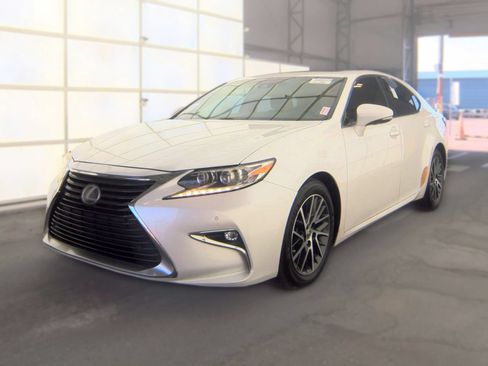 Used 2017 Lexus ES 350 w/ Luxury Package FWD image 1
