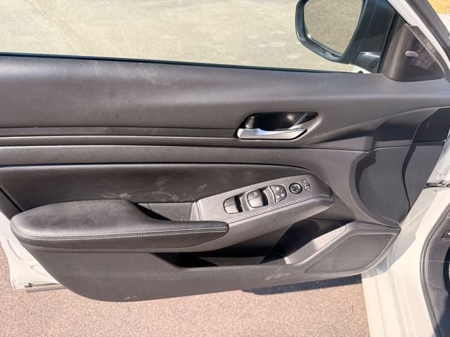 Used 2025 Nissan Altima 2.5 SV FWD image 8