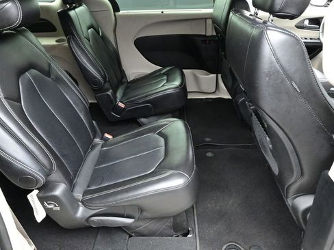 Used 2024 Chrysler Pacifica Touring-L image 9