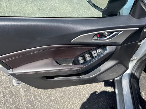 Used 2018 MAZDA MAZDA3 Touring FWD image 19