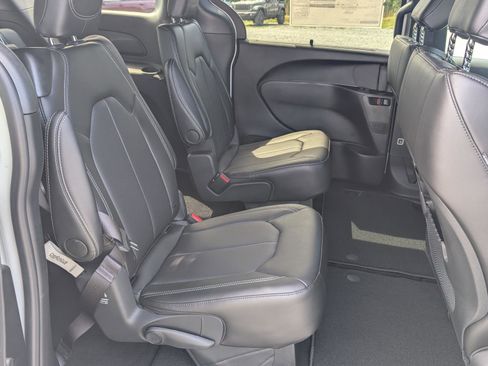 New 2026 Chrysler Pacifica Select image 7