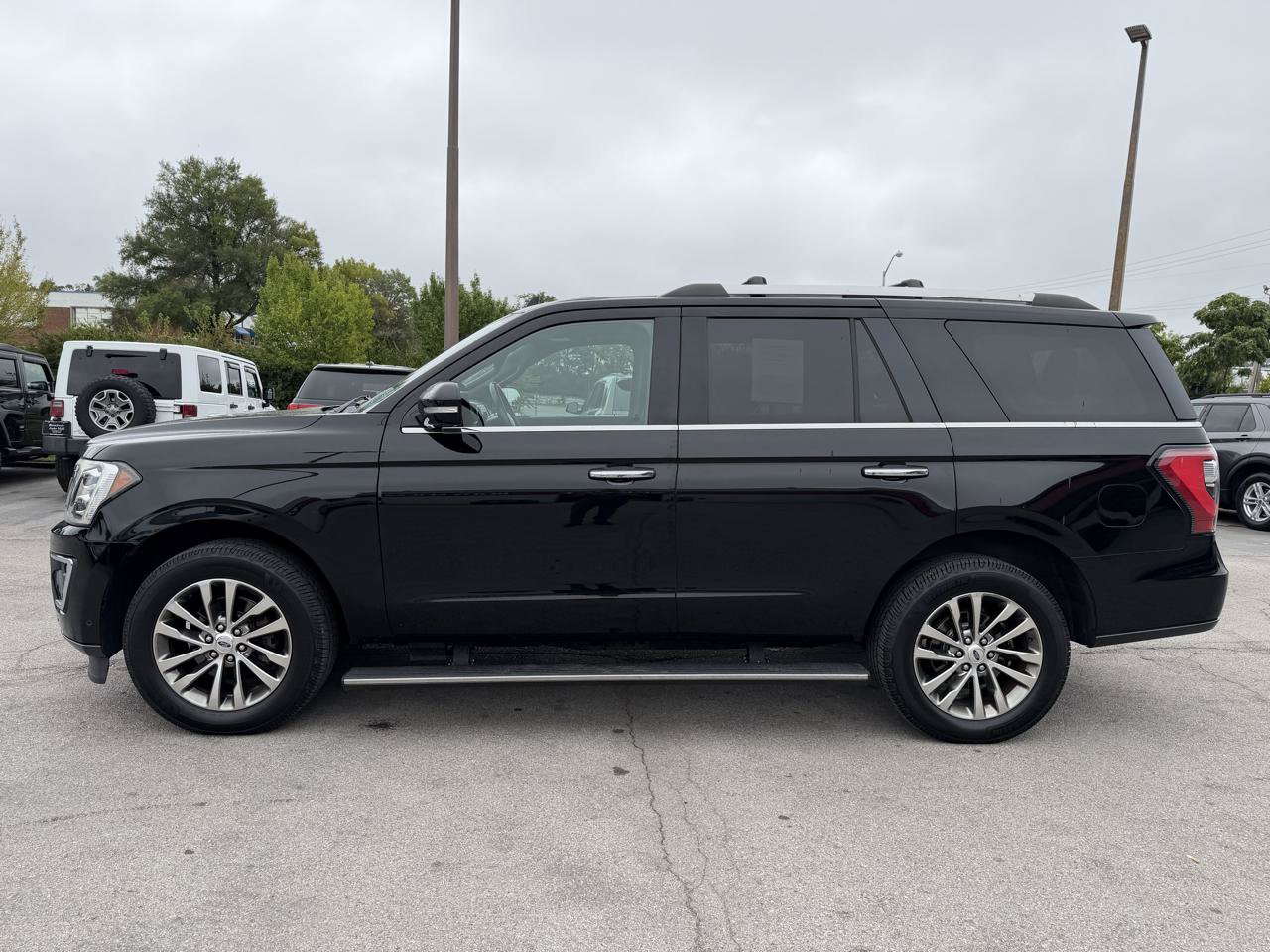 Used 2018 Ford Expedition Limited w/ Equipment Group 301A AWD/4WD image 8