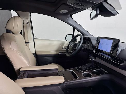 Used 2024 Toyota Sienna XLE image 36