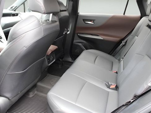 Used 2023 Toyota Venza Limited image 18