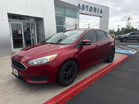 Used 2015 Ford Focus SE w/ SE Cold Weather Package FWD image 8