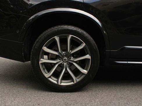 Used 2018 Volvo XC90 T6 Momentum w/ Convenience Package AWD/4WD image 5