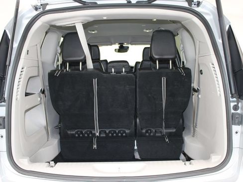 Used 2024 Chrysler Pacifica Touring-L FWD image 9