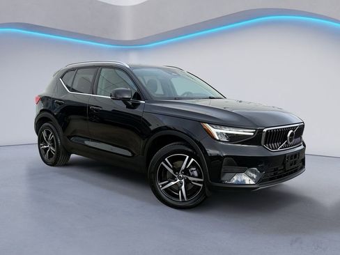 Certified 2025 Volvo XC40 B5 Core image 2