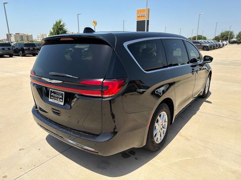 Used 2023 Chrysler Pacifica Touring-L FWD image 5