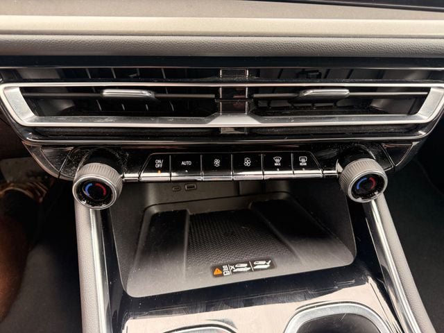 Used 2026 Chevrolet Traverse LT FWD image 12