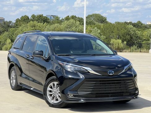 Used 2025 Toyota Sienna XLE FWD image 1