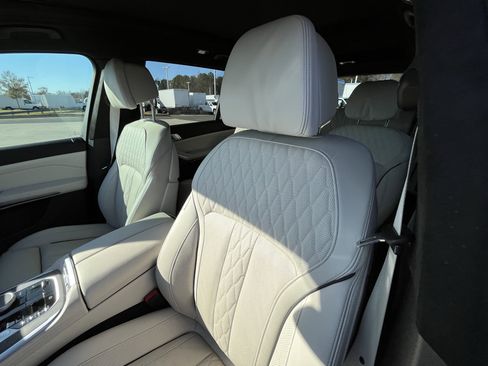 Used 2024 BMW X7 xDrive40i w/ Premium Package image 16