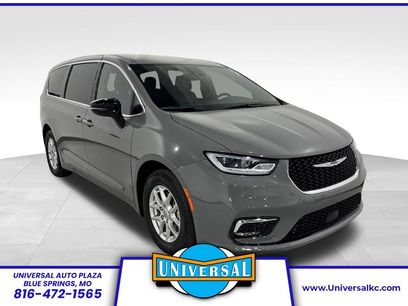 Used 2025 Chrysler Pacifica Select