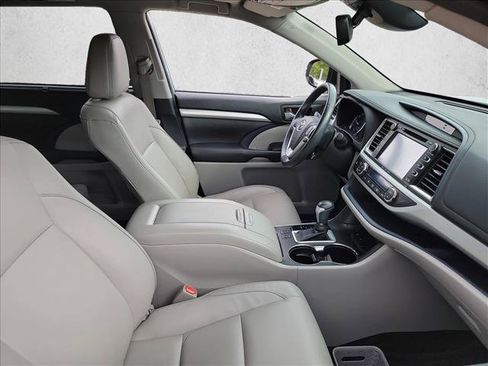 Used 2018 Toyota Highlander XLE FWD image 15