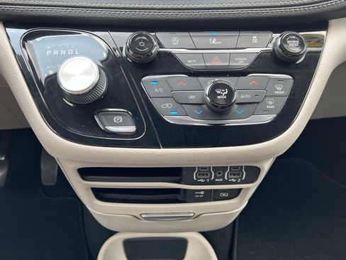 Used 2022 Chrysler Pacifica Touring-L FWD image 25