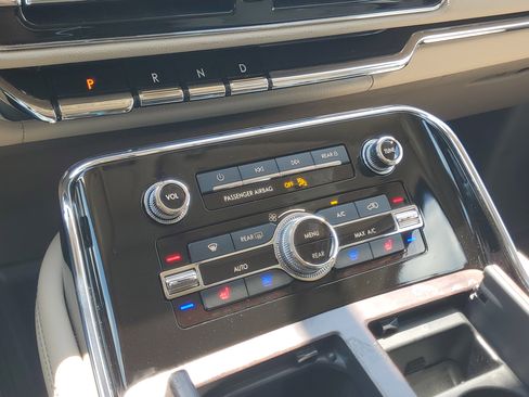 Certified 2024 Lincoln Navigator Reserve AWD/4WD image 18