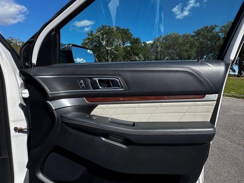 Used 2018 Ford Explorer Platinum image 13