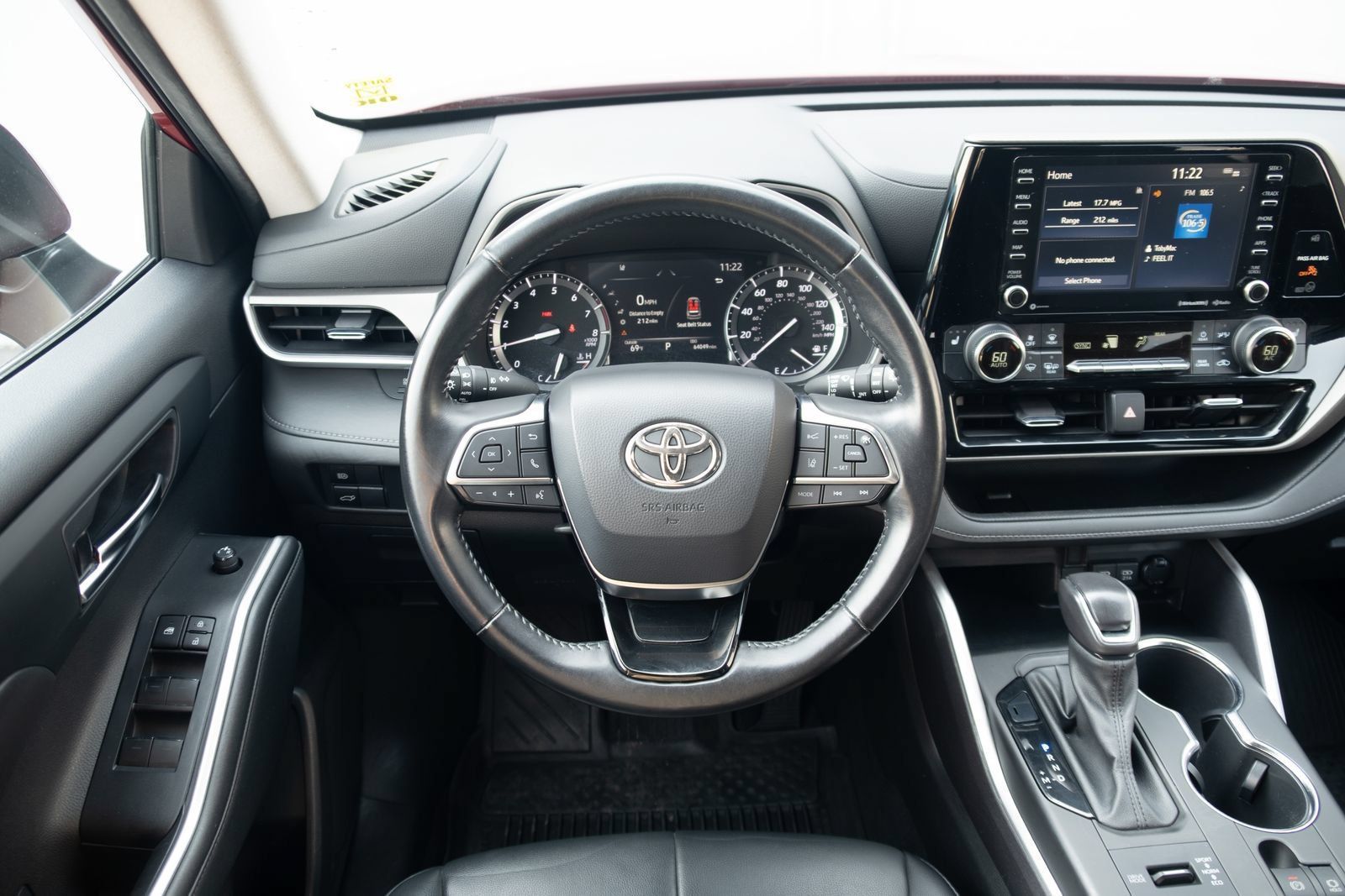 Used 2021 Toyota Highlander XLE AWD/4WD image 2