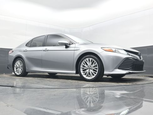 Used 2019 Toyota Camry XLE image 20