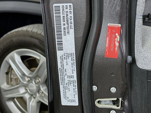 Used 2023 Jeep Compass Latitude image 12