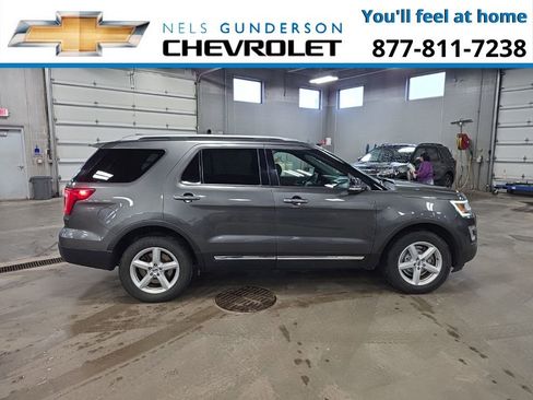 Used 2017 Ford Explorer XLT image 8
