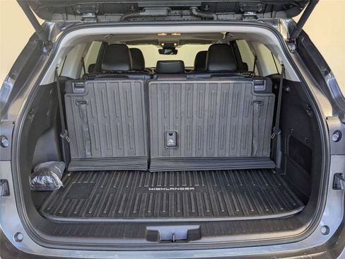 Certified 2025 Toyota Highlander XLE FWD image 10