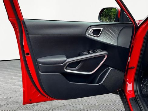 Used 2025 Kia Soul LX w/ LX Technology Package FWD image 19