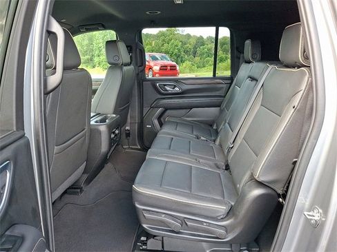 Used 2024 Chevrolet Suburban Premier image 8