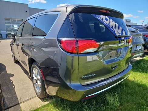 Used 2018 Chrysler Pacifica Touring Plus w/ Tire & Wheel Group FWD image 5