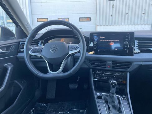 Used 2025 Volkswagen Jetta SE image 34