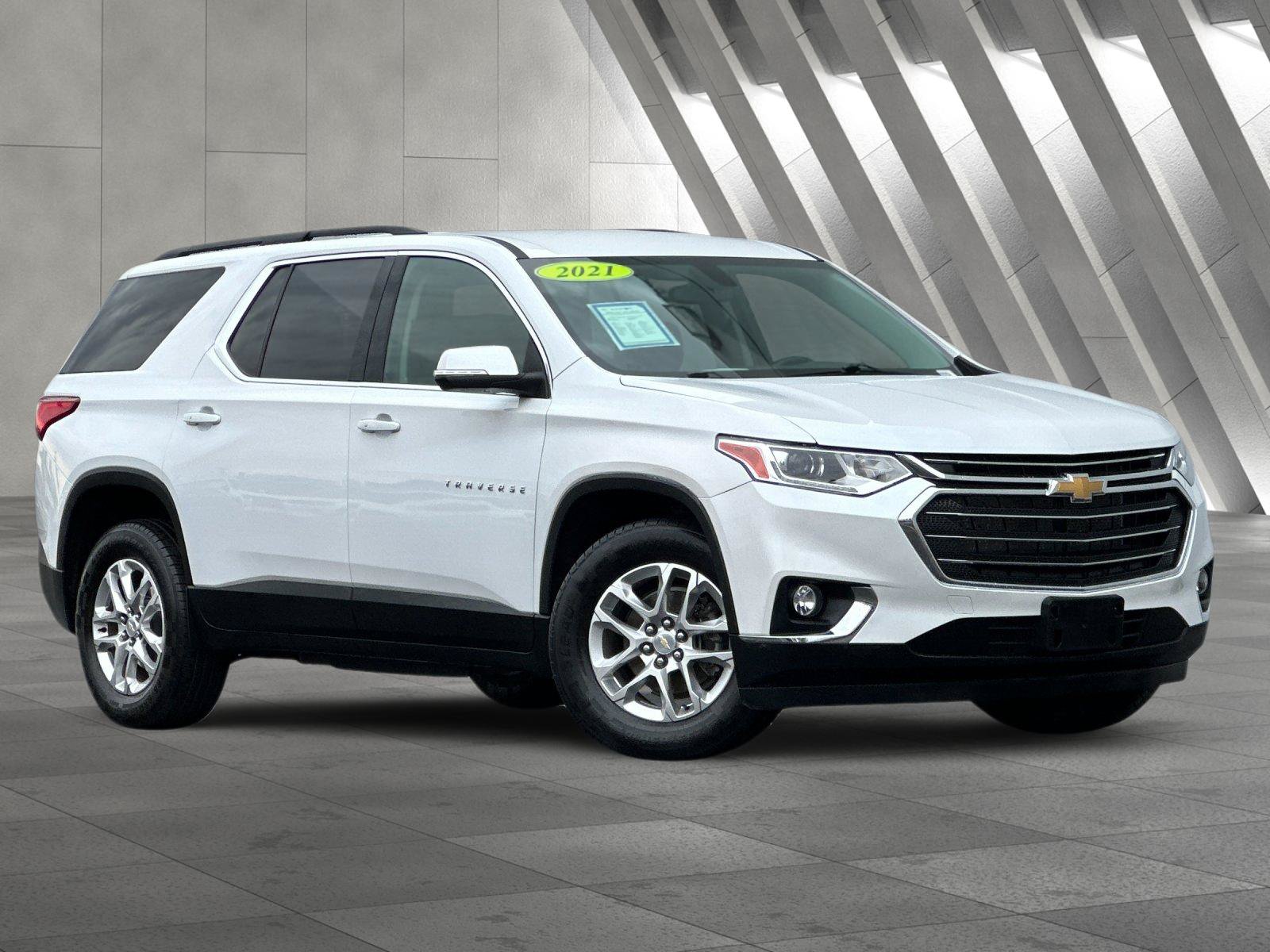 Used 2021 Chevrolet Traverse LT FWD image 2