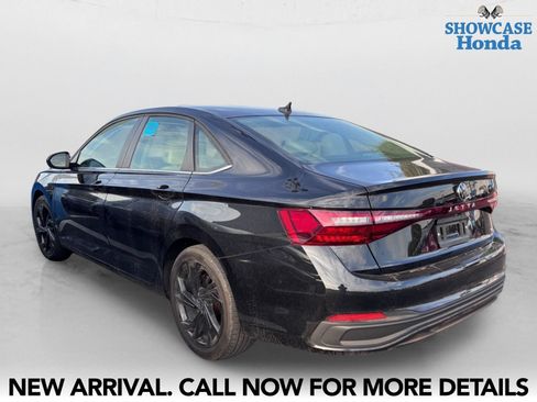 Used 2025 Volkswagen Jetta SE FWD image 4