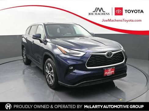 Used 2022 Toyota Highlander XLE w/ Protection Package #3 (TMS) AWD/4WD image 1