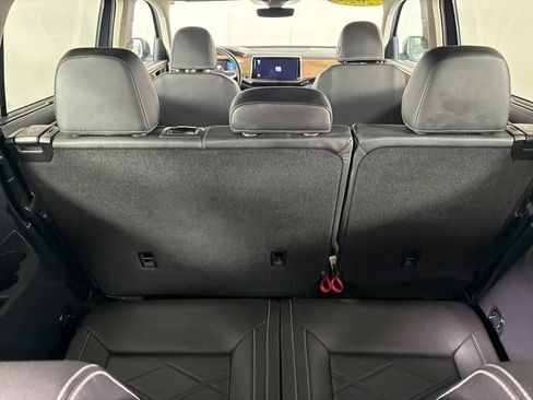 Used 2025 Volkswagen Atlas SE image 21