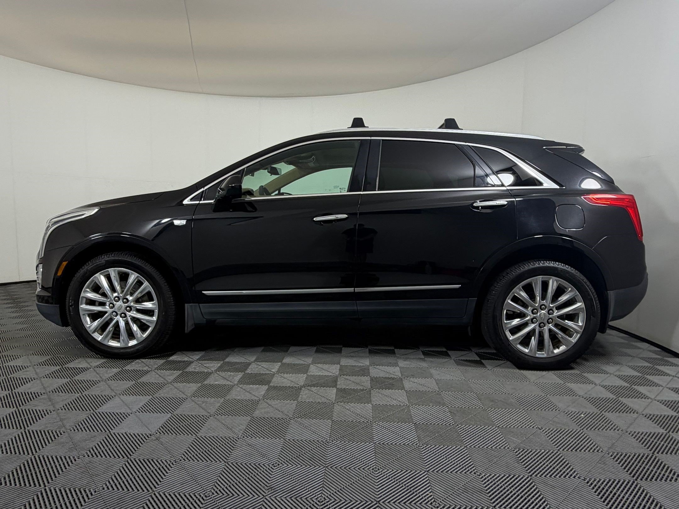 Used 2017 Cadillac XT5 Platinum AWD/4WD image 2